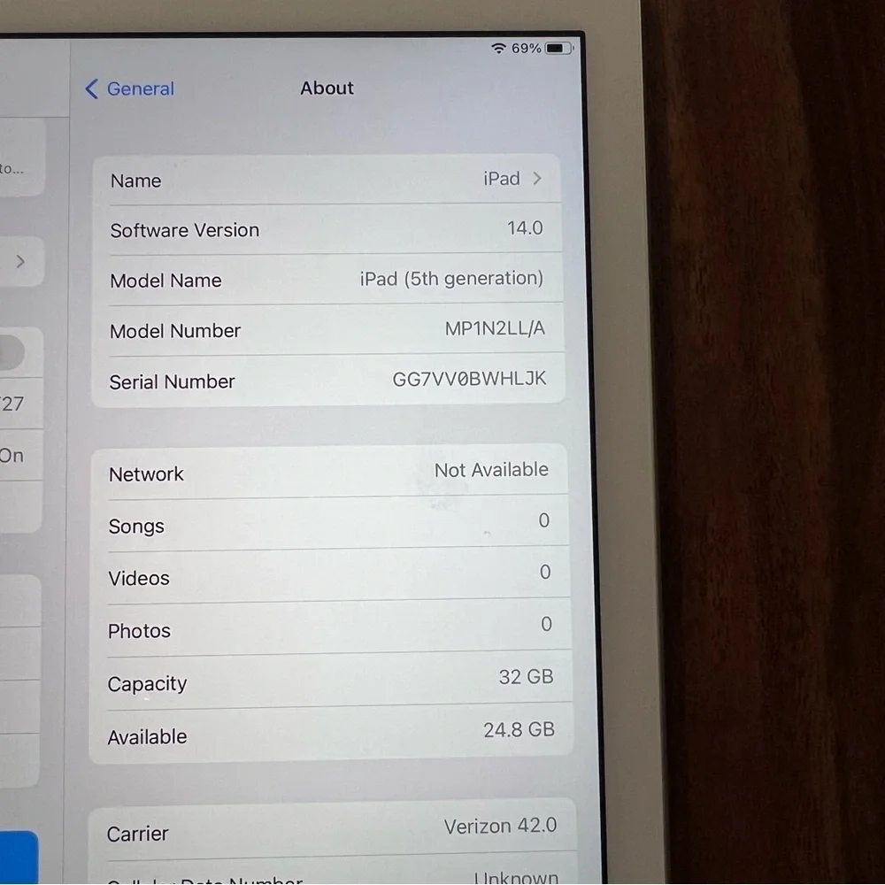 Apple IPad (5th Generation) Silver A1823 32 GB WiFi + Cellular 9.7”